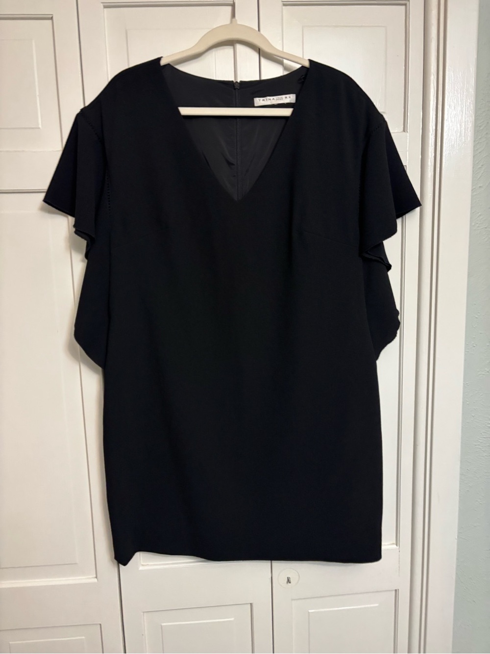 Trina Turk Black Flutter Sleeve V-Neck Shift Dress Lined 36” Bust